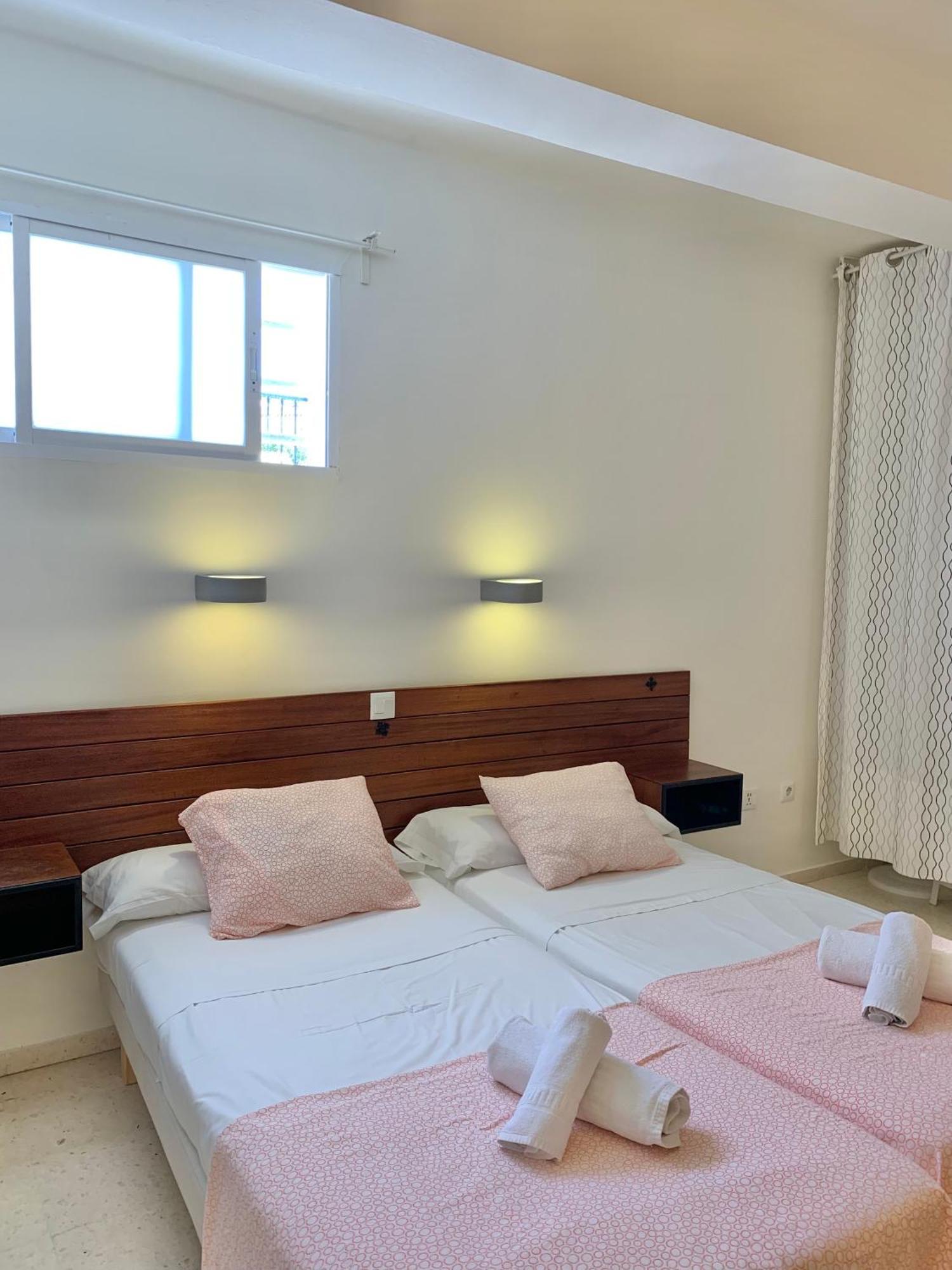 Apartamentos Playa Torrecilla Nerja Værelse billede
